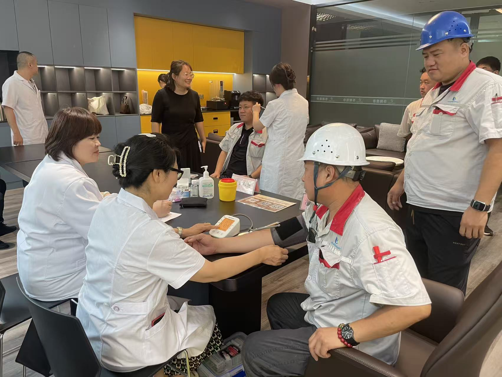 临汾市中医院走进胜天国际集团开展“主题党日”为民办实事义诊活动 筑牢职工健康防线